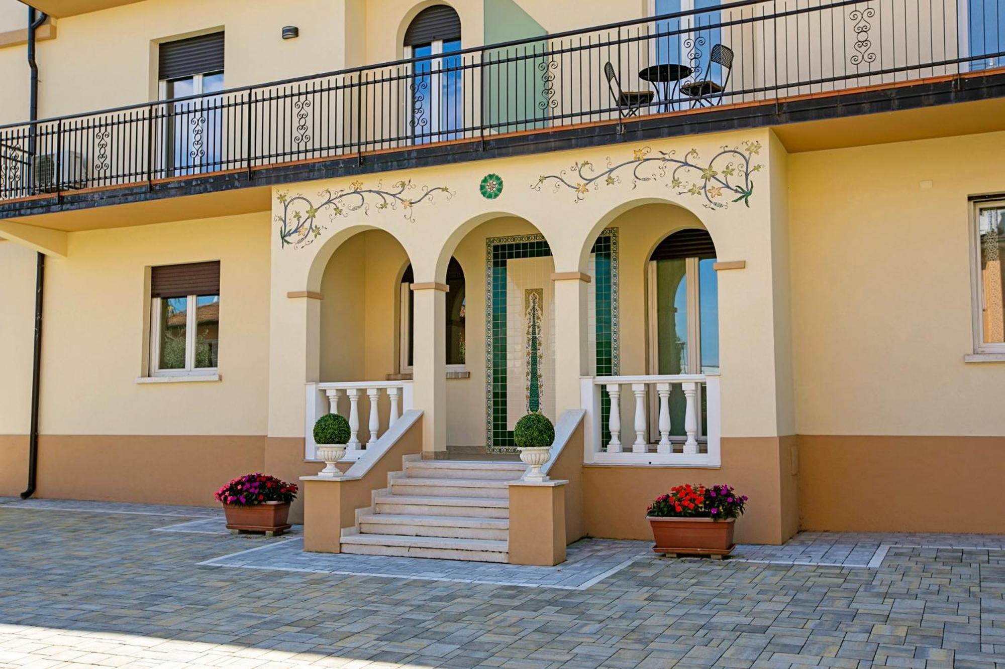 Villa Mimosa - Appartamento 1 Desenzano del Garda Exterior foto