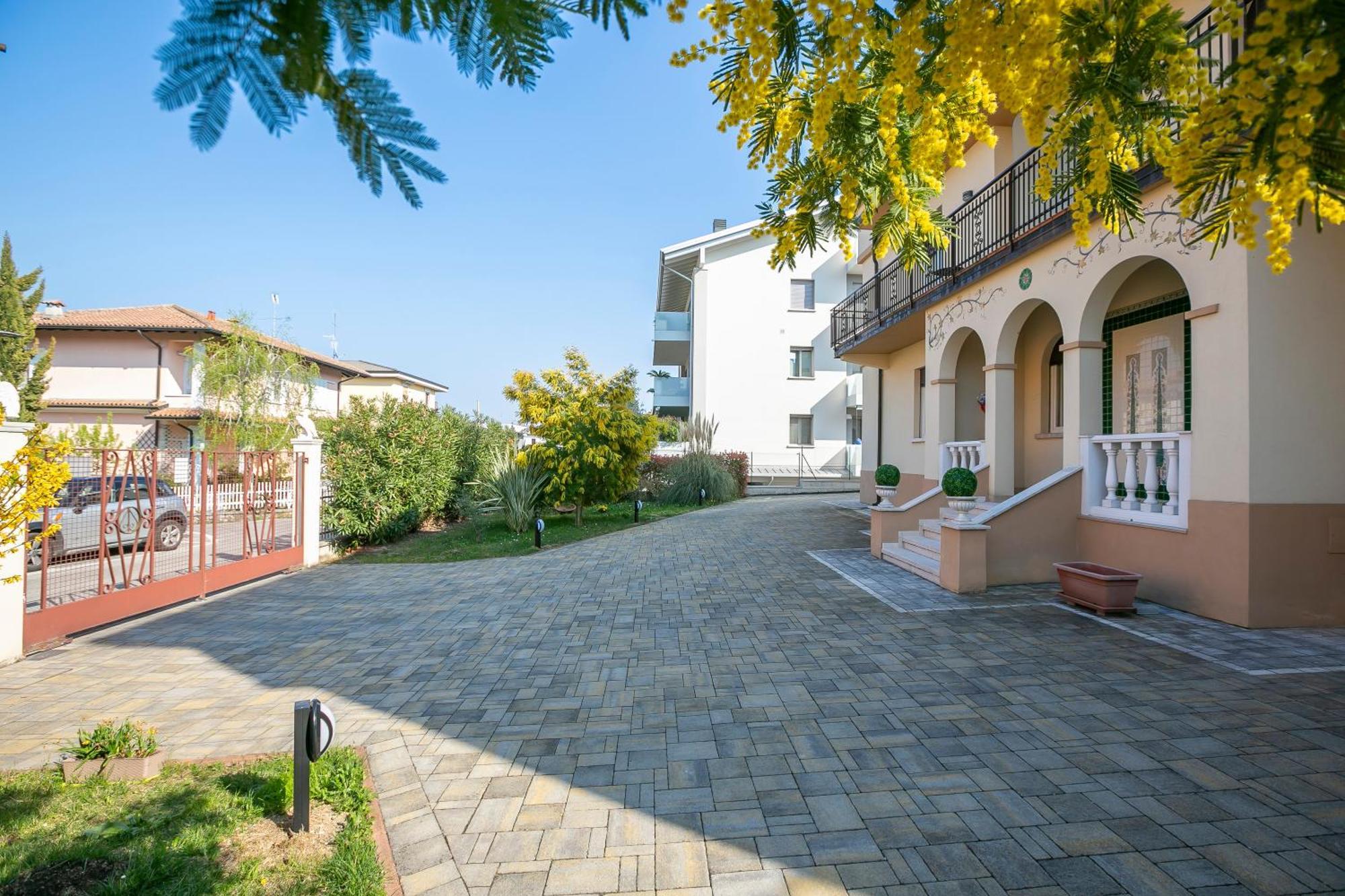 Villa Mimosa - Appartamento 1 Desenzano del Garda Exterior foto